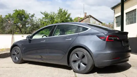 Autópályás élményvezetés Budapesten egy grafitszürke Tesla Model 3-mal 1
