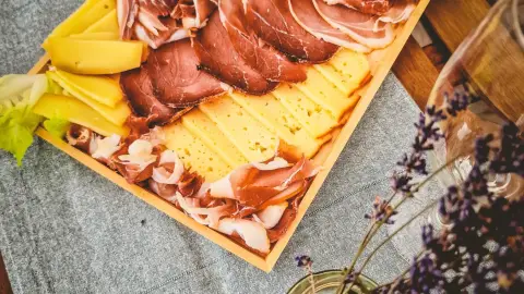 Borkóstoló sajt- és sonkatállal Etyeken a Zoád Borteraszon 11