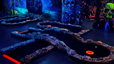 Bonts Vitorlát Anyával! – Izgalmas Kalózkaland az UV Minigolf Pályán 2