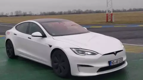 Tesla Model S Plaid élményautózás gyerekeknek a Kakucs Ringen