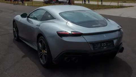 Ferrari Roma élményautózás gyerekeknek a Kakucs Ringen