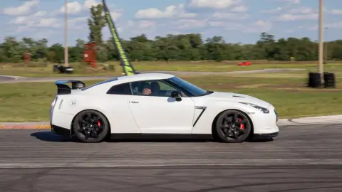 Nissan GT-R élményautózás gyerekeknek a Kakucs Ringen