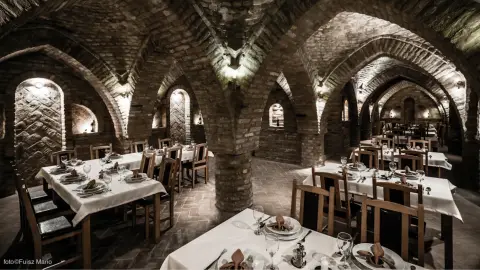 Romantikus vacsora kettesben a villányi Vinatus Pince Fogadóba 5
