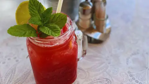 Koccintsatok kettesben a Pátyi Cukorborsó Kertvendéglő teraszán 3