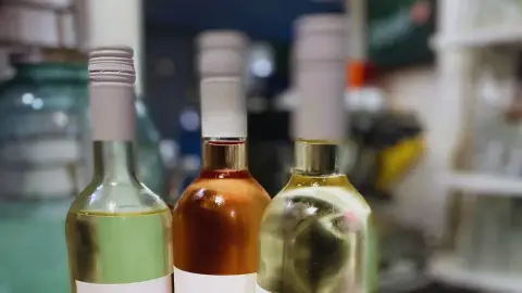 Koccintsatok kettesben a Pátyi Cukorborsó Kertvendéglő teraszán 2