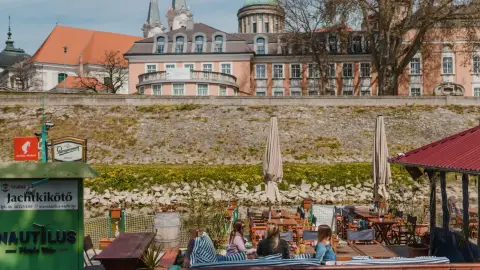 Kettesben a Nautilus Hajós Bár fedélzetén Esztergomban 6