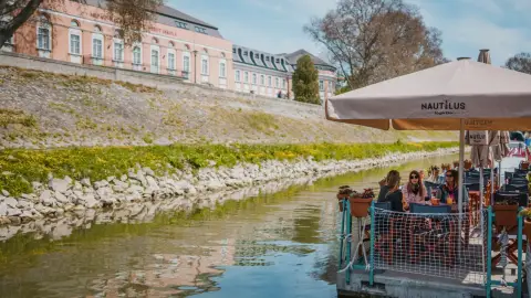 Kettesben a Nautilus Hajós Bár fedélzetén Esztergomban 3