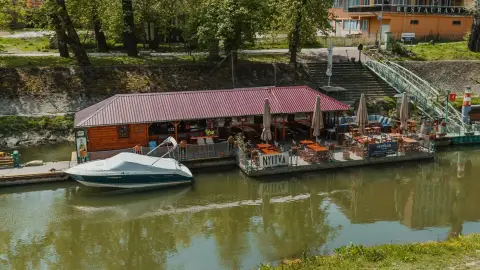 Kettesben a Nautilus Hajós Bár fedélzetén Esztergomban 5