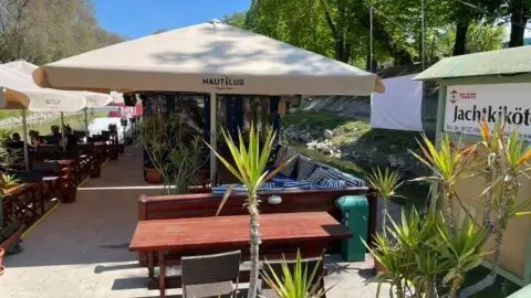 Kettesben a Nautilus Hajós Bár fedélzetén Esztergomban 1