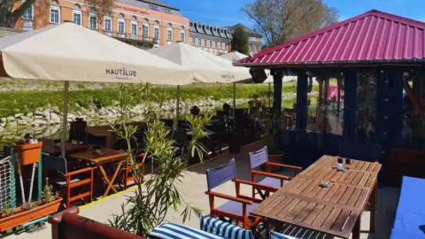 Koccints a Kis-Dunán ringatózva a Nautilus Hajós Bárban kedveseddel 3