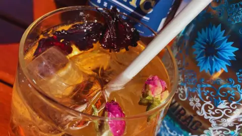 Koccints a Kis-Dunán ringatózva a Nautilus Hajós Bárban kedveseddel 1