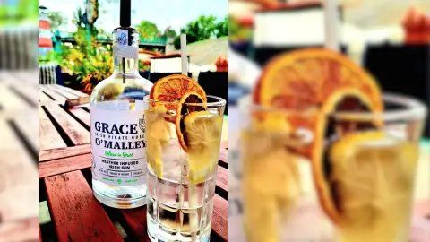 Koccints a Kis-Dunán ringatózva a Nautilus Hajós Bárban kedveseddel 2