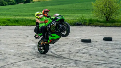 Tanulj meg egykerekezni egy Kawasaki motorral! 6