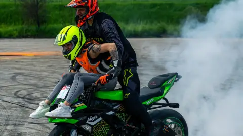 Tanulj meg egykerekezni egy Kawasaki motorral! 3