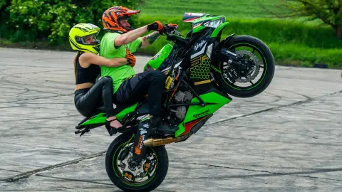 Tanulj meg egykerekezni egy Kawasaki motorral! 7