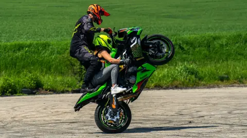 Tanulj meg egykerekezni egy Kawasaki motorral! 5