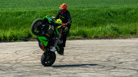 Tanulj meg egykerekezni egy Kawasaki motorral!