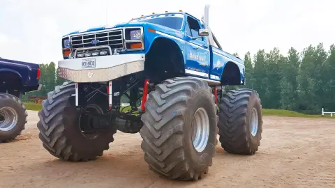 Gyerekeknek kapaszkodós kaland egy Monster Ford F150 Bigfoot platóján 1