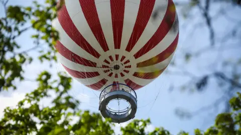 Romantikus lánykérés a város felett a Ballon-kilátóban 2