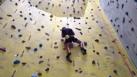 Falmászás akár egyedül is, profi oktató segítségével, teljes felszereléssel