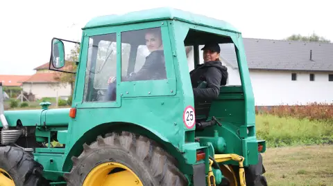 Dutra UE28-as traktor vezetése 2