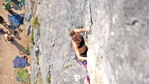 Sziklamászás természetes sziklafalon Budapest közeli mászóiskolában
