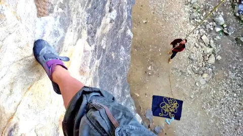 Sziklamászás természetes sziklafalon Budapest közeli mászóiskolában 1