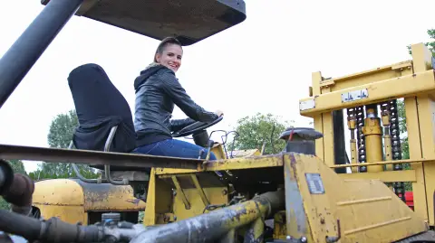 Takraf típusú, 11 tonnát bíró targoncával autók mozgatása 2