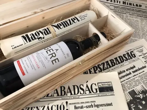Születésnapi újság szép fadobozban ajándék üveg BORRAL