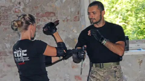 Speciális önvédelmi oktatás nőknek 5