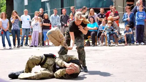 Speciális önvédelmi oktatás nőknek