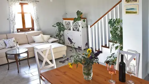 Házikó a hegytetőn a Balaton-felvidéken 3