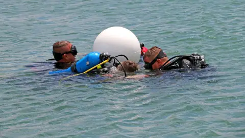 Leánykérés víz alatt, búvárkodás közben 6