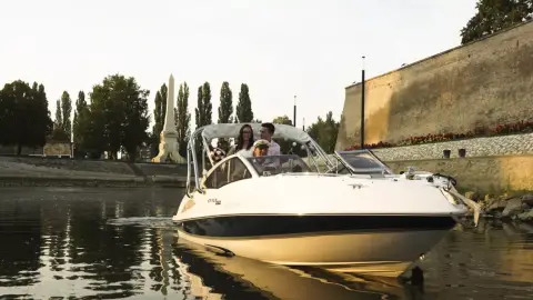 Naplementés/éjszakai városkör a vízen Győrben 1