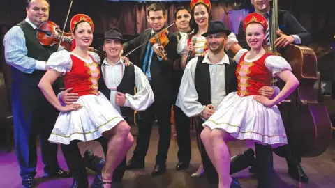 Vacsorahajó a Dunán Operett és Folklór Műsorral 4