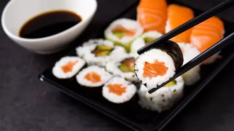 Merülj el a sushi készítés rejtelmeiben japán főzőkurzus alkalmával