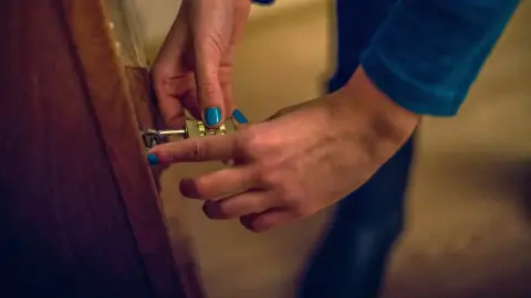 Rejtvényes lánykérés szabaduló szobában 3