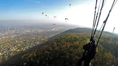Siklóernyős tandemrepülés Budapesten a Hármashatár-hegyen 2