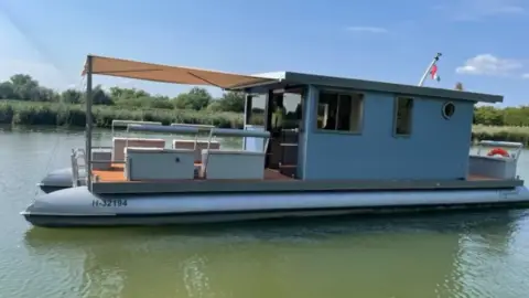 Bérelhető 12 fős Vagabond bulihajó Budapesten