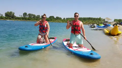 Sup deszkás evezés tengerkék vízen Budapest szélén a Fundy tavon 1