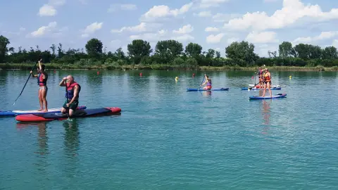 Sup deszkás evezés tengerkék vízen Budapest szélén a Fundy tavon 4