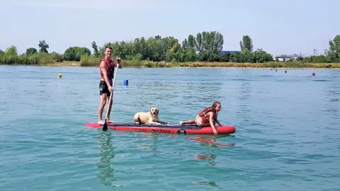 Sup deszkás evezés tengerkék vízen Budapest szélén a Fundy tavon 7