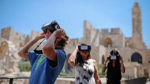 Családi időutazás a VR Tourssal Budapesten 3 főnek