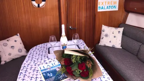 Leánykérés a Balaton közepén pezsgővel 5