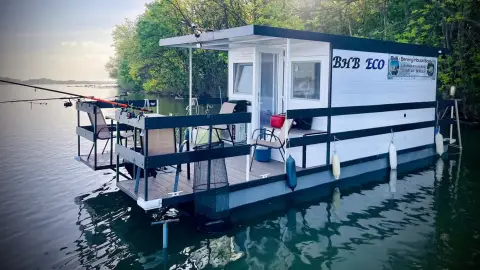 Tisza-tavon úszóház bérlés, kikötőben lekötve szállásnak 8