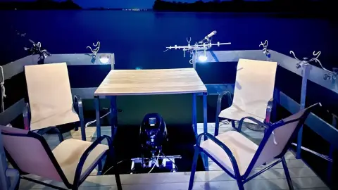 Tisza-tavon úszóház bérlés, kikötőben lekötve szállásnak 6