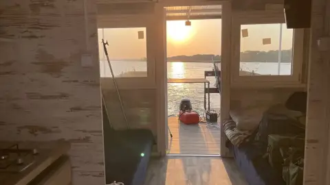 Tisza-tavon úszóház bérlés, kikötőben lekötve szállásnak 2