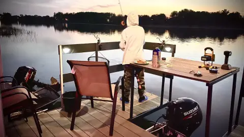 Tisza-tavon úszóház bérlés, kikötőben lekötve szállásnak 1