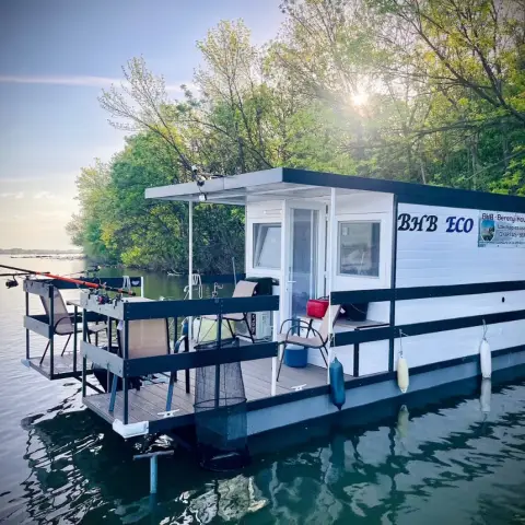 Tisza-tavon úszóház bérlés, kikötőben lekötve szállásnak 3