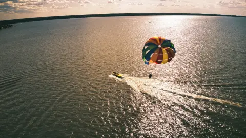 Víziejtőernyőzés a Tisza tavon 1